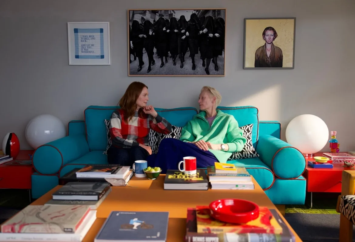 La chambre d’à côté : tout sur la mort par un Almodovar tourmenté