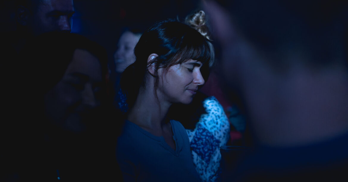 Dans On falling, Laura Carreira ausculte la réalité monotone et aliénante des jobs précaires