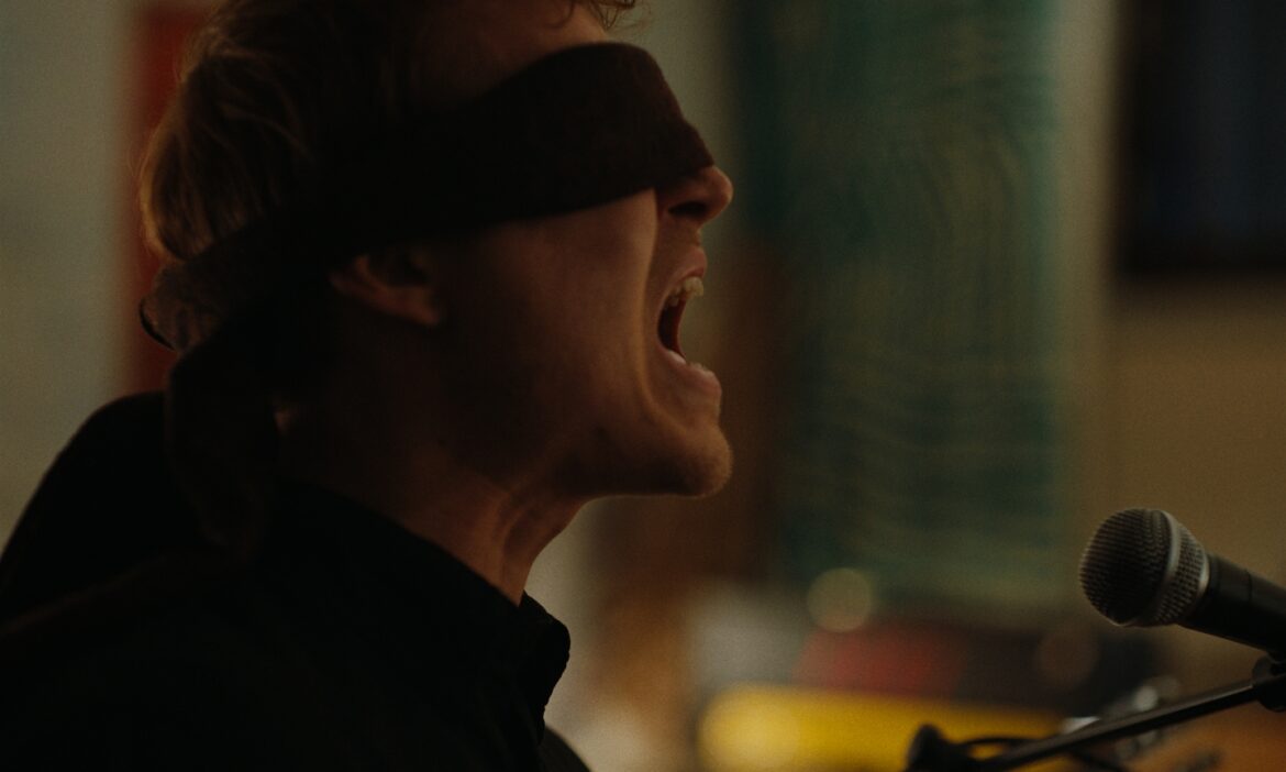 Cannes 2025 | La lumière ne meurt jamais de Lauri-Matti Parppei, feel good movie mélancolique