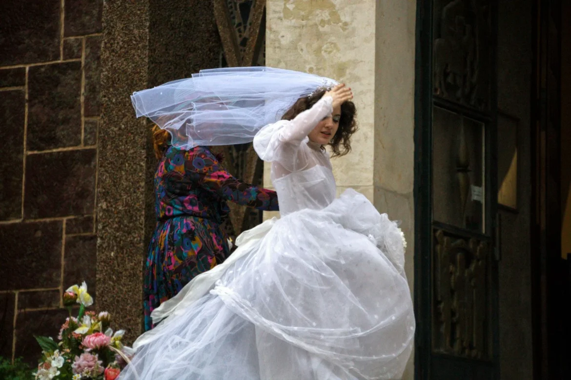 Cannes 2026 | Mariage au goût d&rsquo;orange : chaos choral